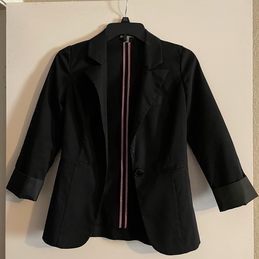 Cropped Sleeves Blazer with Light Pinstripes